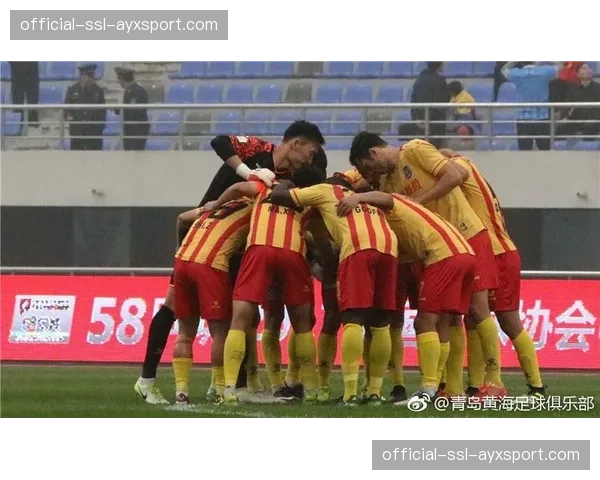 主教练场边平板战术画面，经处理后在付费频道作为独家内容播出