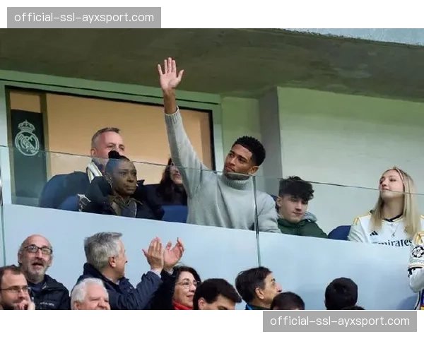 特写：在伯纳乌完成帽子戏法后，贝林厄姆指向看台上的家人