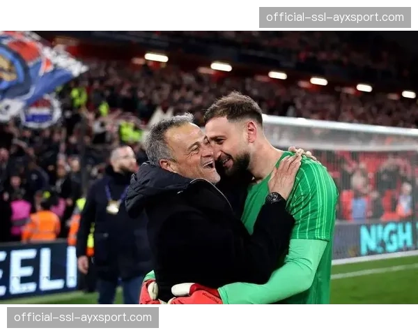 特写:凯恩罚失关键点球后,独自面向拜仁球迷看台致歉 特写:凯恩罚失关键点球后,独自面向拜仁球迷看台致歉