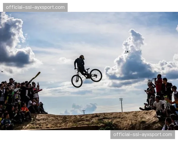 轮椅上的“速降”:适应性山地车项目帮助伤残军人重拾骑行乐趣 轮椅上的“速降”:适应性山地车项目帮助伤残军人重拾骑行乐趣